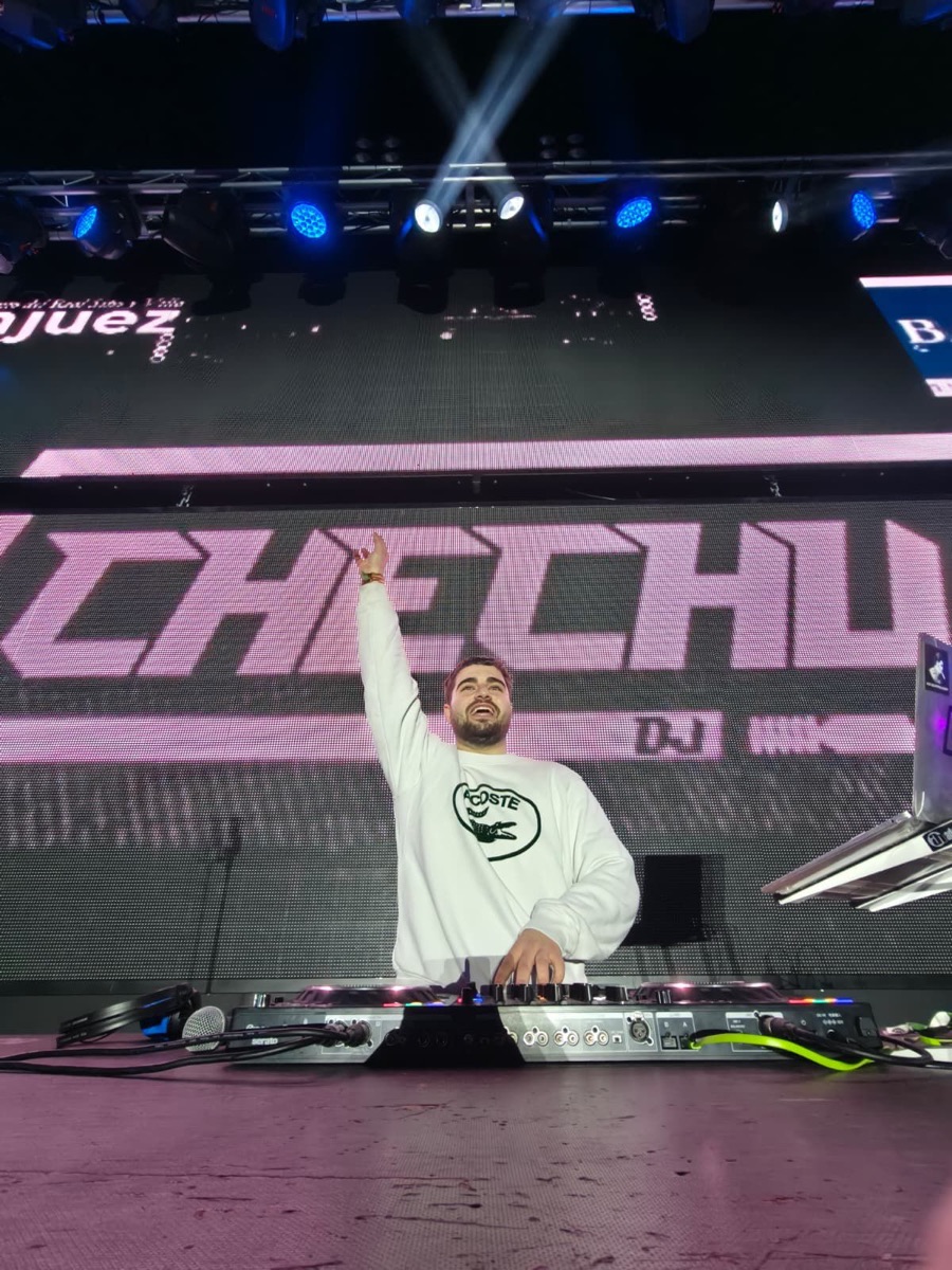 DJ Chechu pinchando en directo